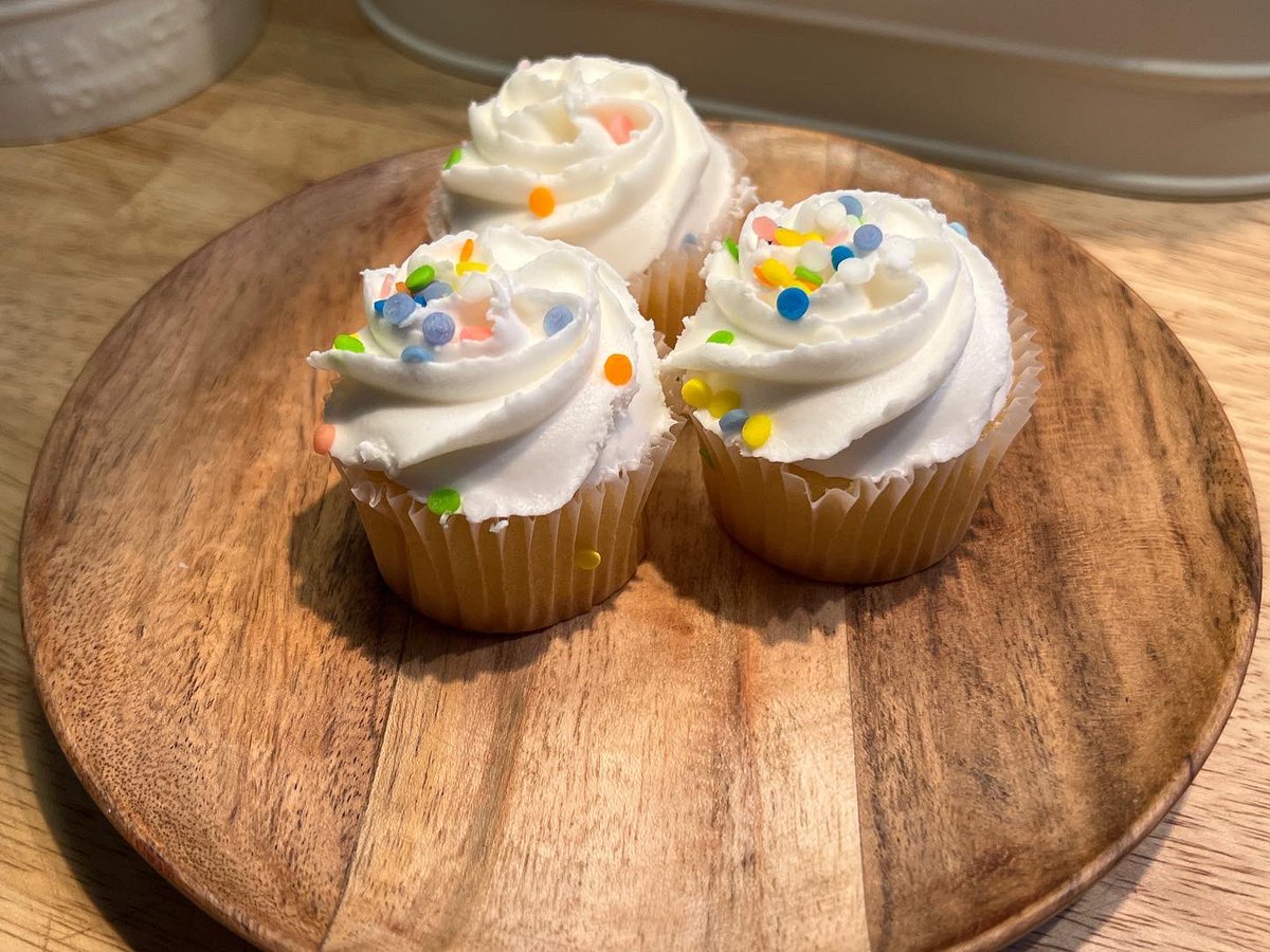 mmawifey's tweet photo. 🧁 A tiny bit of sweets 🧁 (never hurt) 🤍
#tinycupcakes #cupcakes #sweets #enjoying https://t.co/9AfrPkdxD3