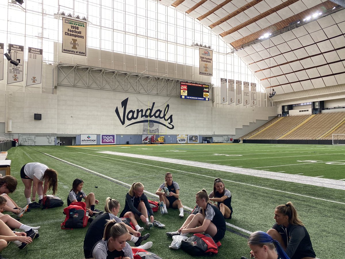 DinosWSOC's tweet photo. Day 1 of our Preseason Road Trip:

Long day on the road but we made it to Moscow, Idaho! Finished the day off w/ a short and sharp training session and some team surfing🏄🏻‍♀️😅

Excited for our game tomorrow vs. @Vandal_Soccer https://t.co/P4gSfwF91j