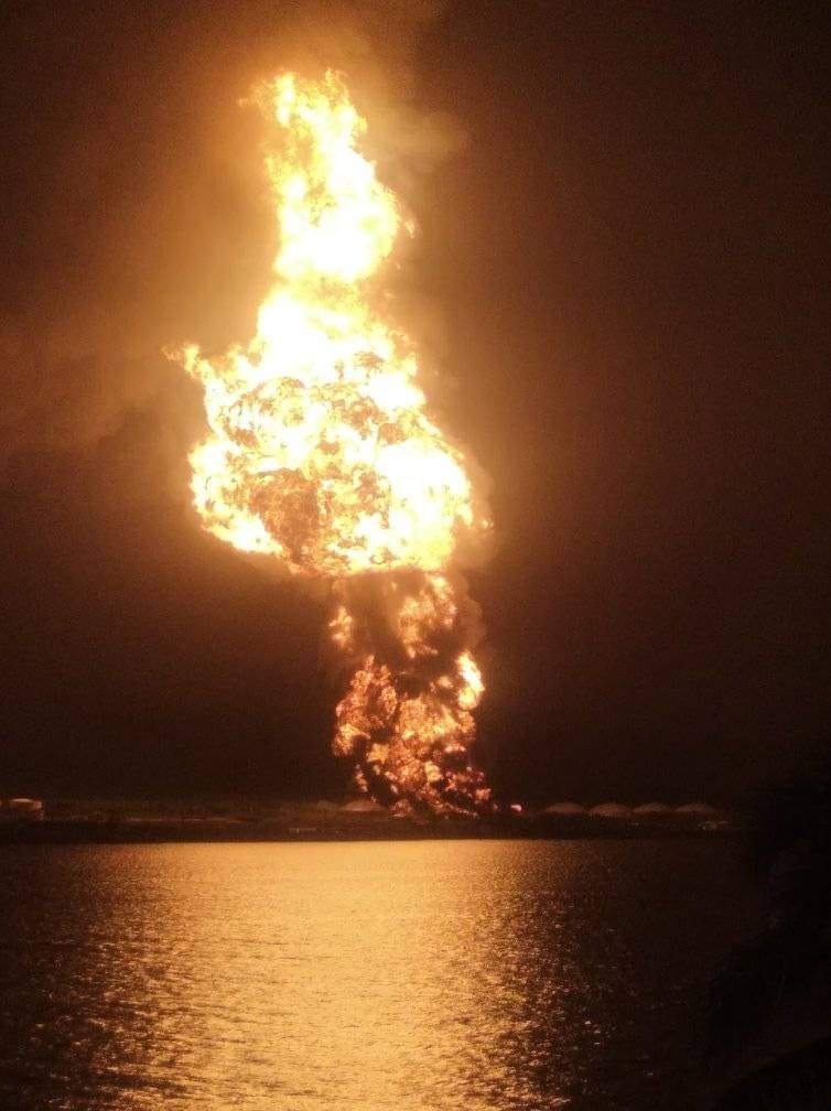 En estos momentos la situación es muy compleja en la Base de Supertanqueros de #Matanzas .Se siguen produciendo explosiones. 
Al lugar no se puede acceder.
CTE Guiteras en línea con 219 MW de potencia. Ecuanimidad y mantenerse informados a través de nuestros medios oficiales.