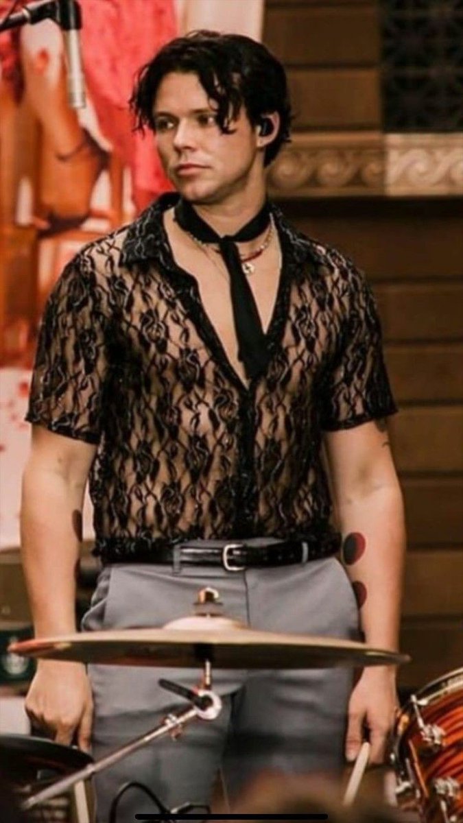 fqngirl's tweet photo. Ashton irwin in this outfit https://t.co/ecmrZxCgGN