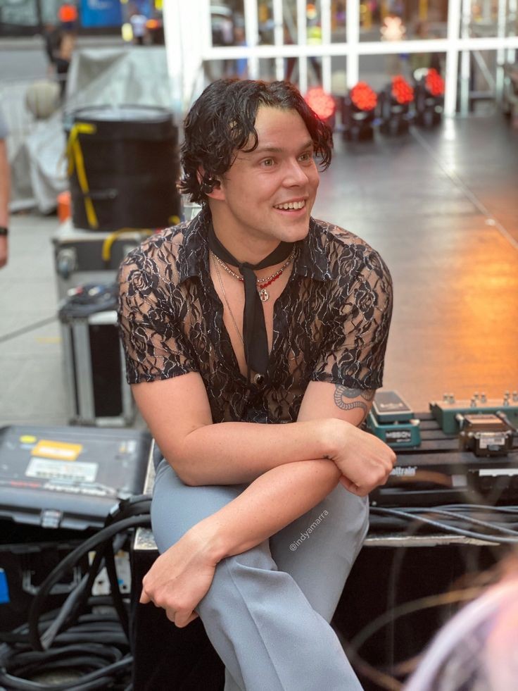 fqngirl's tweet photo. Ashton irwin in this outfit https://t.co/ecmrZxCgGN