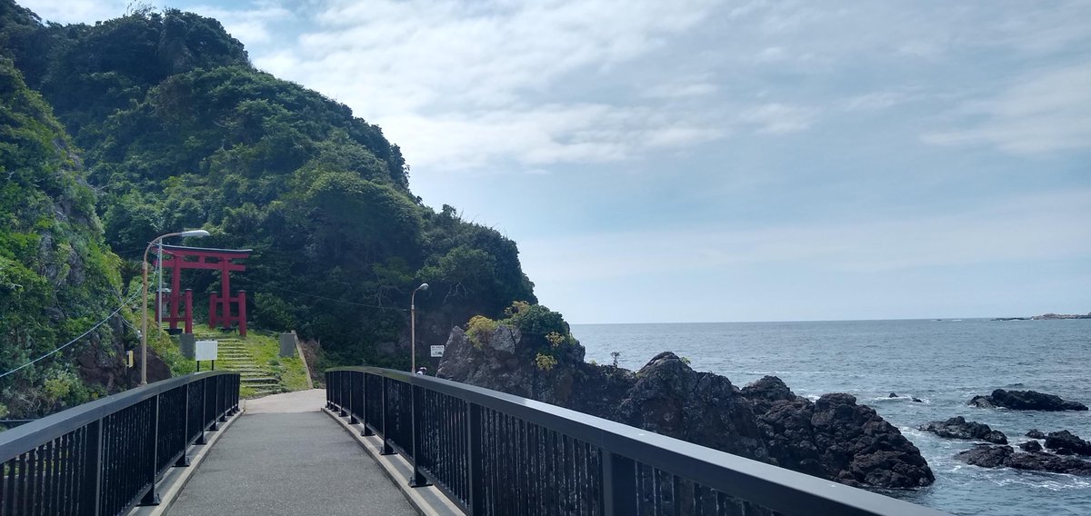 UMIで見たらいふせーばー?の方達の素晴らしい立ち姿に見惚れてさねぎゅでもやっちゃう。(薄目で見てね(^^;)夏の思い出を添えて。日焼けの皮むけてる人久しぶりに見たかも。ちょっとした島にある神i社が素敵で、いや、かぐら・と思ってしまった。旅先でも妄想たっぷり夏の週末。そとぼーの🌊は見事 