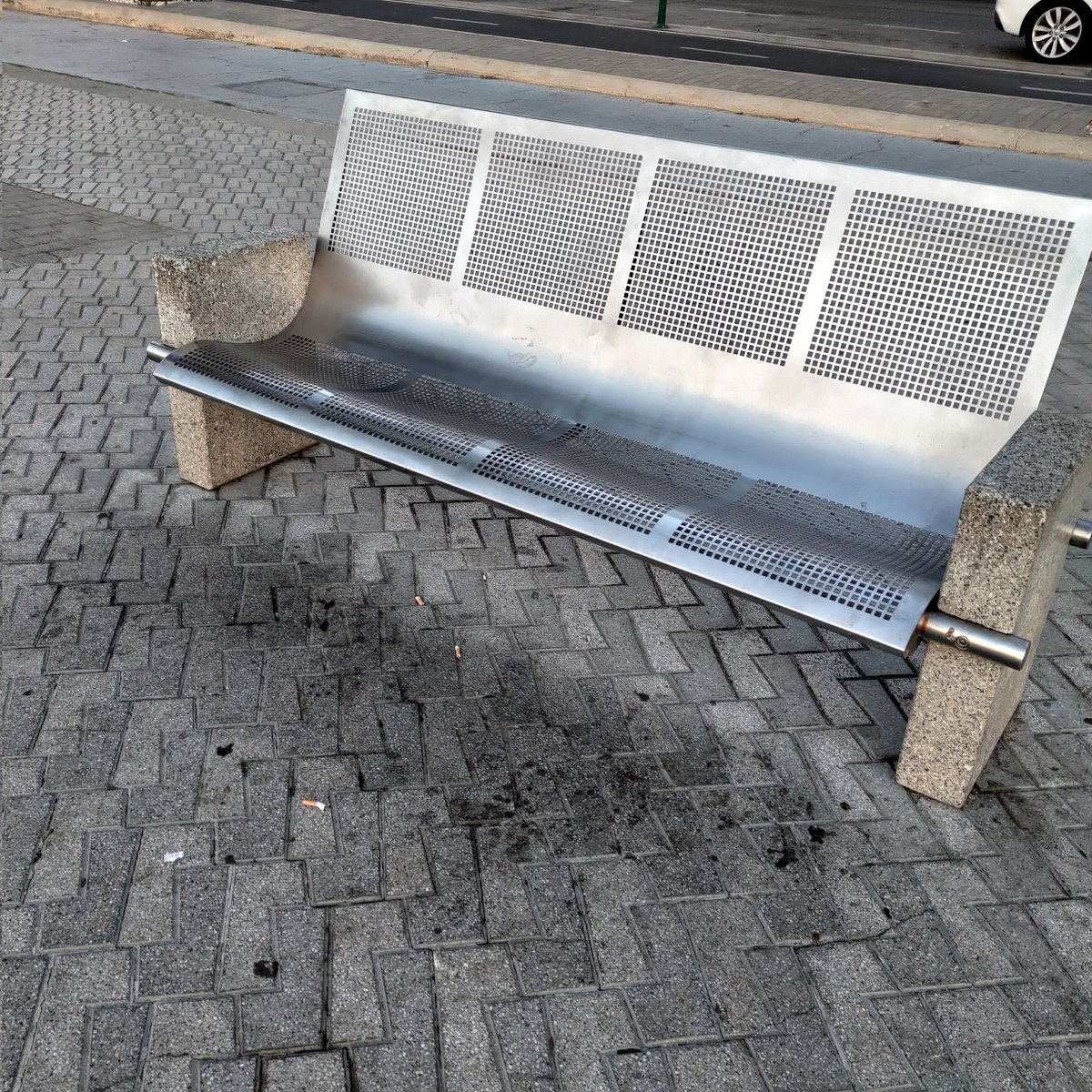 fingon1982's tweet photo. Entenc que la falta de papereres a algunes parts del #PasseigMarítim de #Palma sigui un intent barroer de no fomentar els #botellots, que s'hi fan sí o sí, però potser convindria posar-n'hi. Si més no per intentar que no quedi tot tirat per terra, com és habitual quasi a diari. https://t.co/u4MO809wZ2