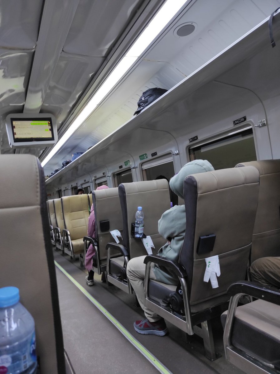 Widino's tweet photo. Masalah dengkul mentok ini harus jd concern @KAI121 

Gw di kereta ekonomi premium argo chirebon. Pas sandarin kursi, penumpang belakang bilang "Pak, jgn disandarin dengkul sy makin mentok"
Gw spontan nengok belakang liat dia duduknya miring lgsng minta maaf, tegakin lg kursinya. https://t.co/VTrRK1TvS5