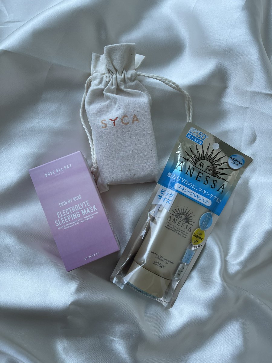 alxcgnwn's tweet photo. Halo bestie2 Twitter! Quick giveaway yuk.. 1 winner bakal dapet hadiah ini ya:
Syca Tint Balm Soft Shell
Anessa UV Sunscreen Gel (old version)
Rosé All Day Electrolyte Sleeping Mask

Cukup follow aku, like ❤️ dan RT 🔁 Tweet ini. 24 jam aja! https://t.co/fj8zrsAQTb