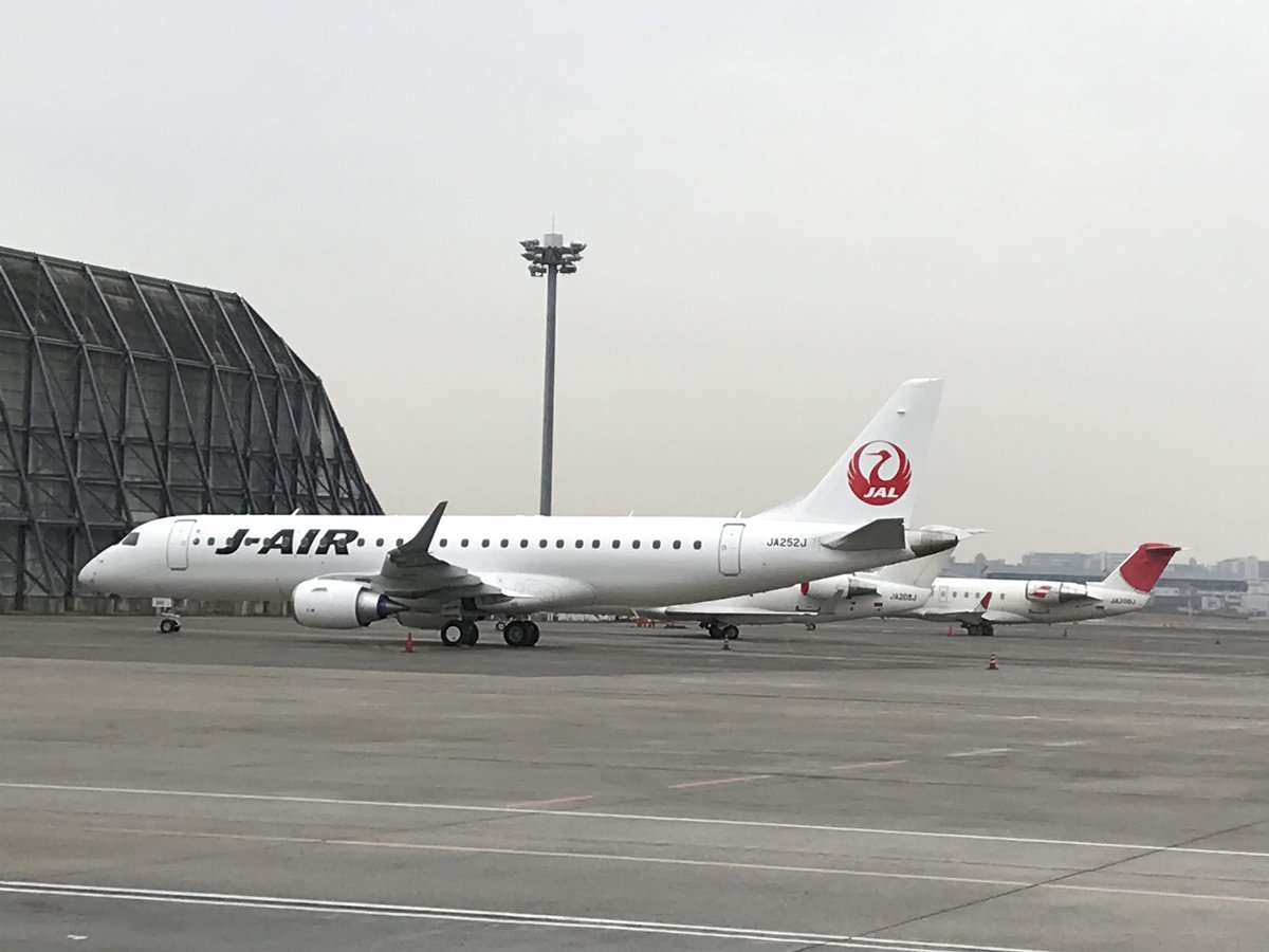 JAIR_officialjp's tweet photo. パイロットA👨✈️です。
1996年の今日がジェイエア #創立記念日 ❗️
2機の #JS31 で運航を開始し、今では32機の #エンブラエル で1日最大230便運航、約2万席を提供できる会社になったで~😆
いつも利用してくださる皆さんのお陰ですわ😂
声を大にして伝えたい💕
ホンマおおきに~❣️
#エンブラー https://t.co/XHsC4lSwWf