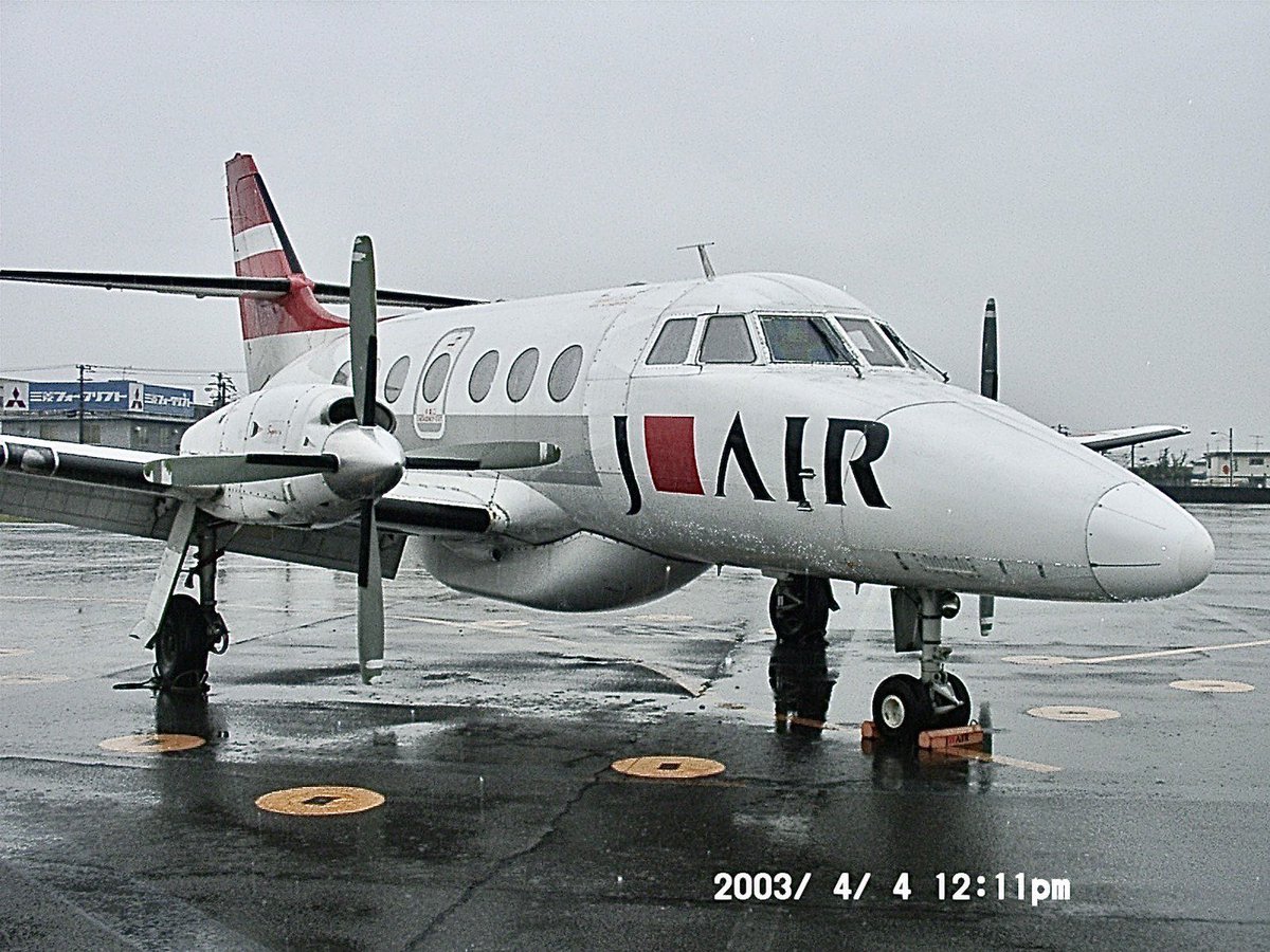 JAIR_officialjp's tweet photo. パイロットA👨✈️です。
1996年の今日がジェイエア #創立記念日 ❗️
2機の #JS31 で運航を開始し、今では32機の #エンブラエル で1日最大230便運航、約2万席を提供できる会社になったで~😆
いつも利用してくださる皆さんのお陰ですわ😂
声を大にして伝えたい💕
ホンマおおきに~❣️
#エンブラー https://t.co/XHsC4lSwWf