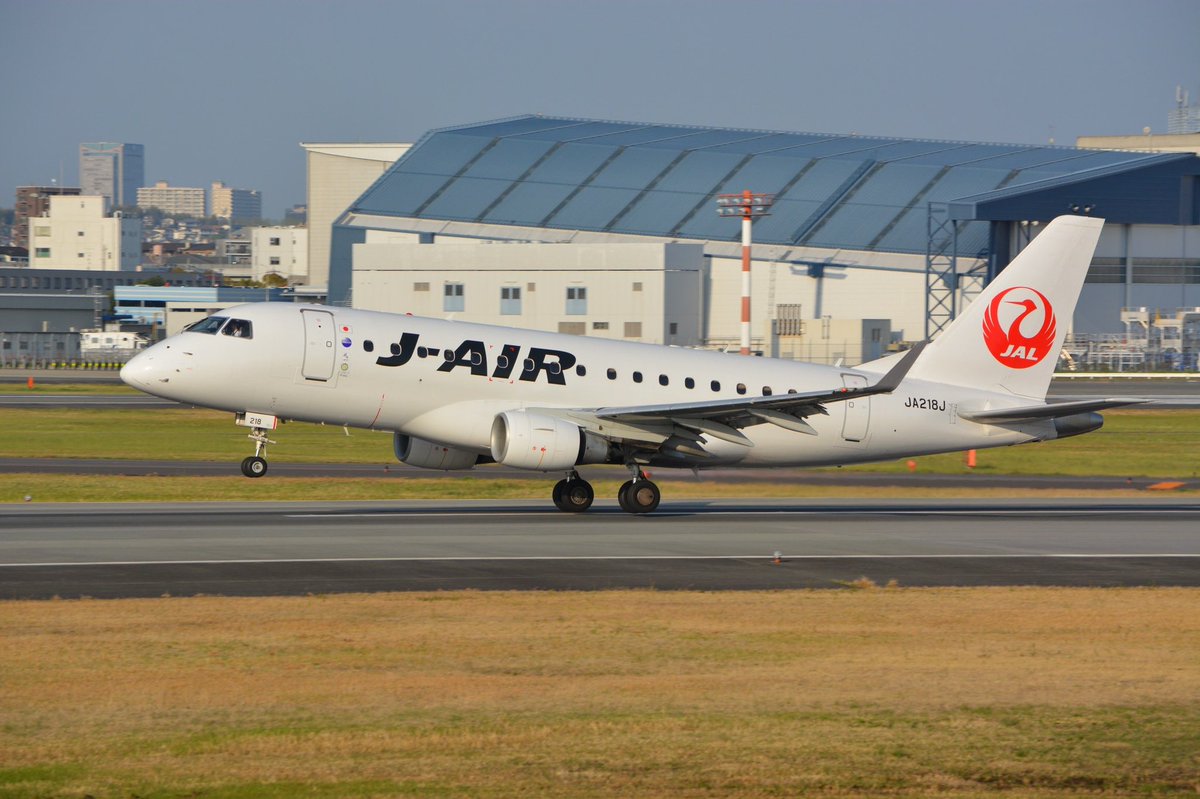 JAIR_officialjp's tweet photo. パイロットA👨✈️です。
1996年の今日がジェイエア #創立記念日 ❗️
2機の #JS31 で運航を開始し、今では32機の #エンブラエル で1日最大230便運航、約2万席を提供できる会社になったで~😆
いつも利用してくださる皆さんのお陰ですわ😂
声を大にして伝えたい💕
ホンマおおきに~❣️
#エンブラー https://t.co/XHsC4lSwWf