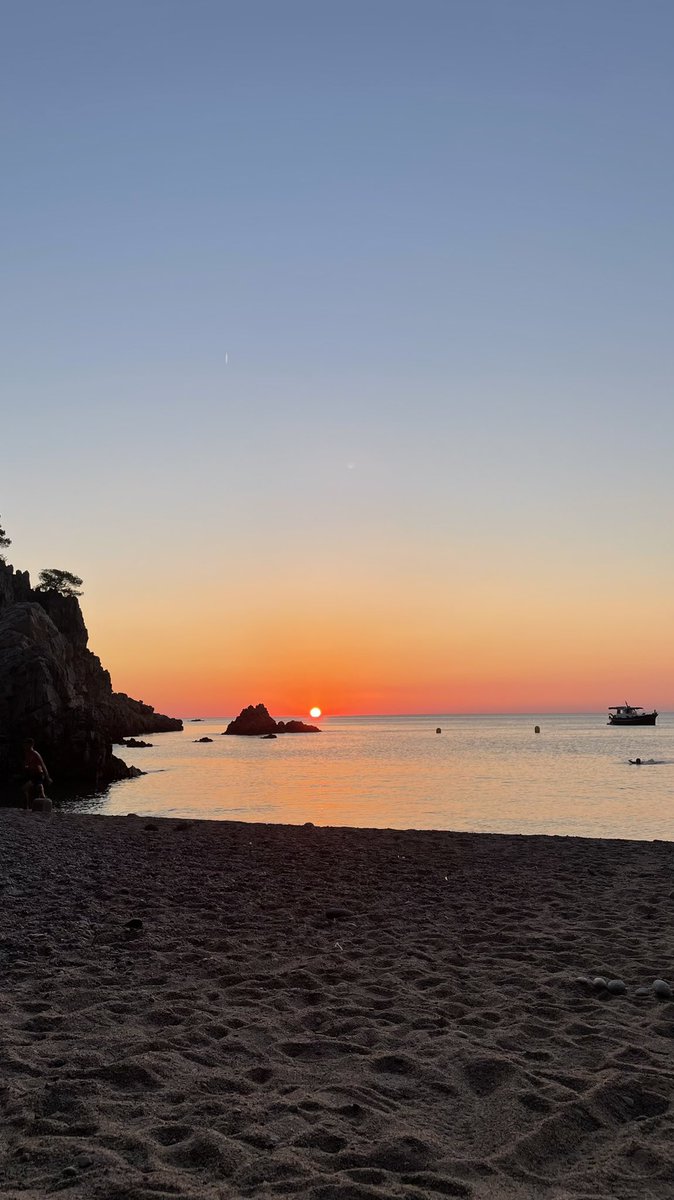 hiimneus's tweet photo. m’han portat a veure la sortida del sol >>>> https://t.co/xpqigztRY1