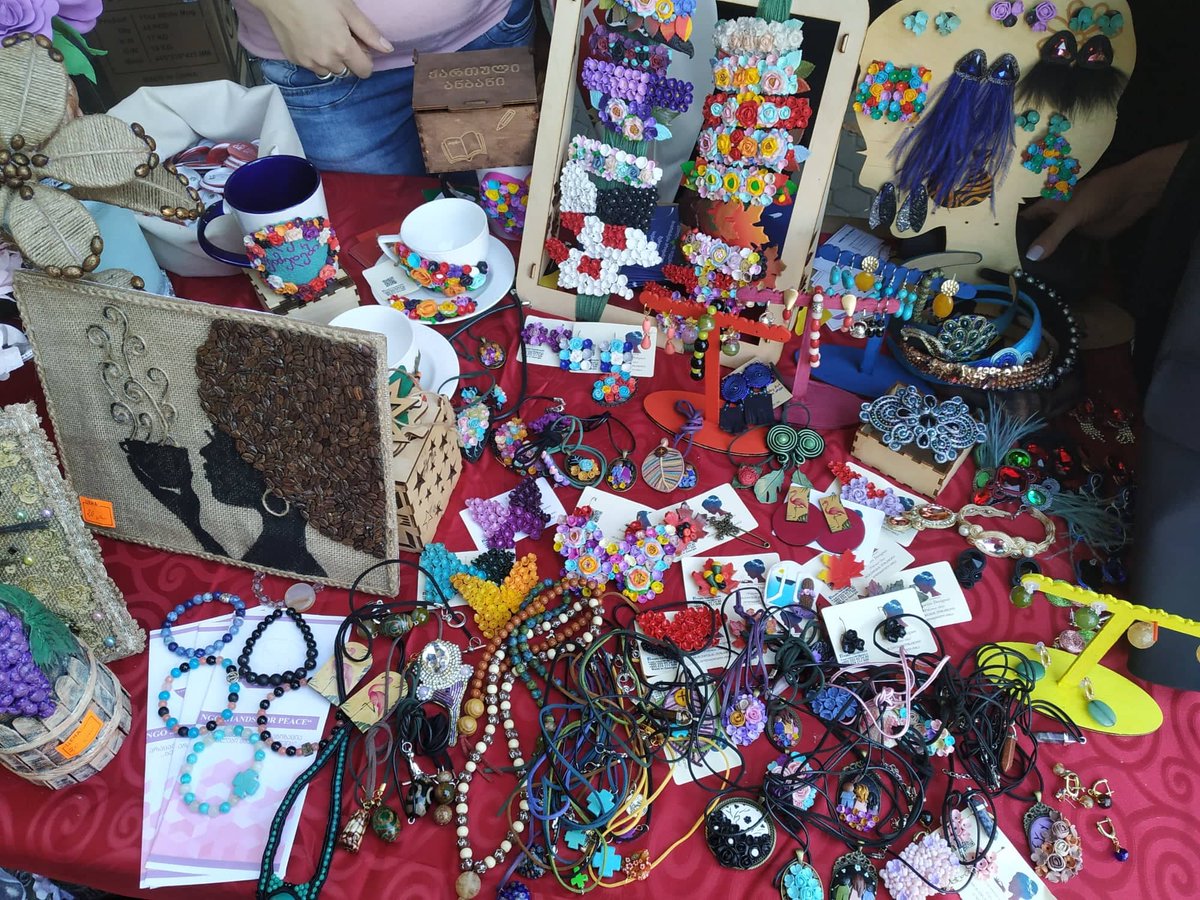 These bright handicrafts are an additional source of livelihood for women from conflict-affected communities. 'Hands4Peace', our partner in Zugdidi, helps them get training & improve business skills.
#EU4Dialogue #UNDPEUPartnership
@EUinGeorgia @eu_near
➡ undp.org/georgia/projec…