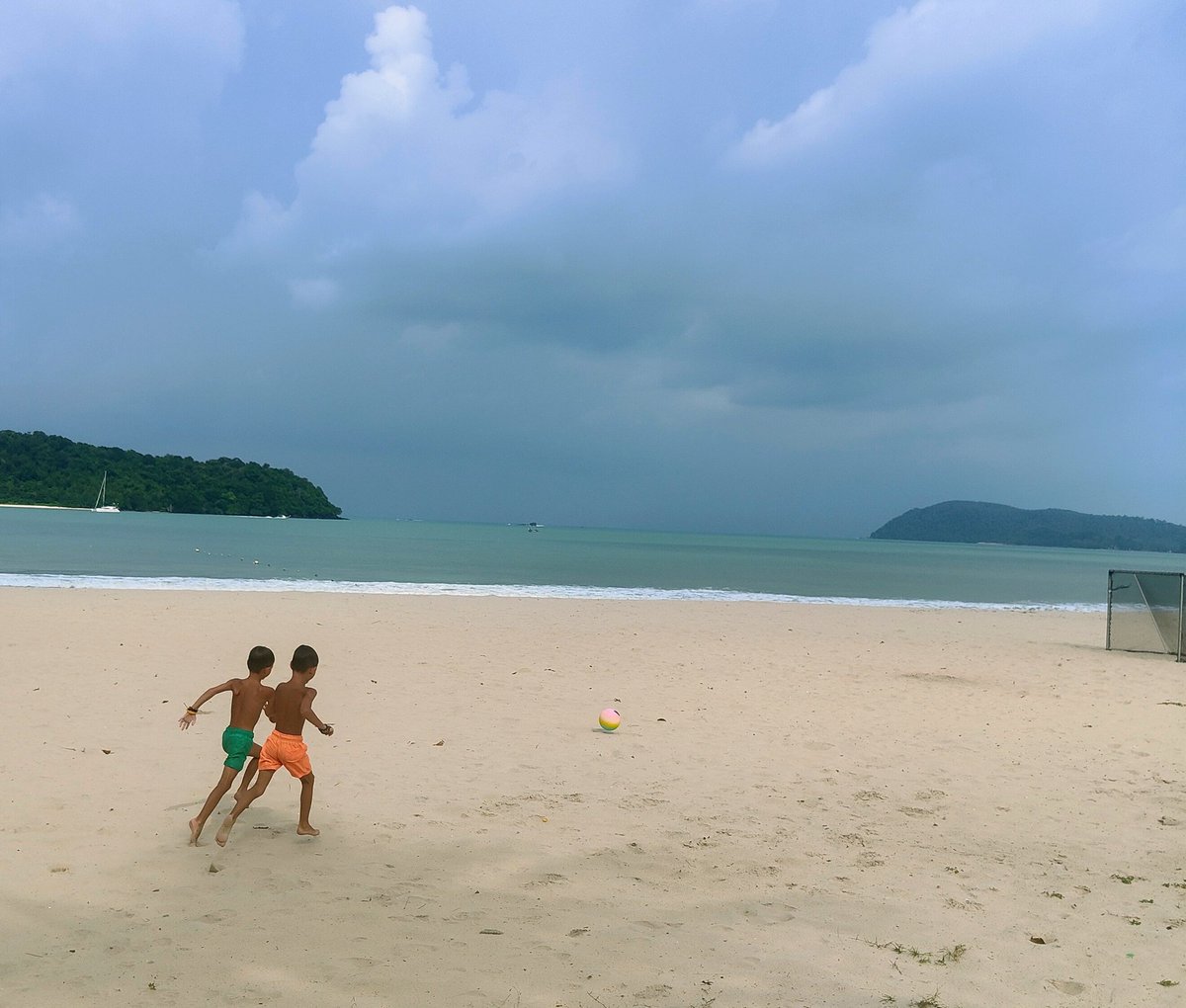 Laatste stuk Langkawi en de batterij is weer opgeladen voor een nieuw seizoen aan het roer bij ATC'65 ZO1. Daarbij je eigen kids lekker onbevangen zien voetballen op het strand. Heerlijk. De essentie!