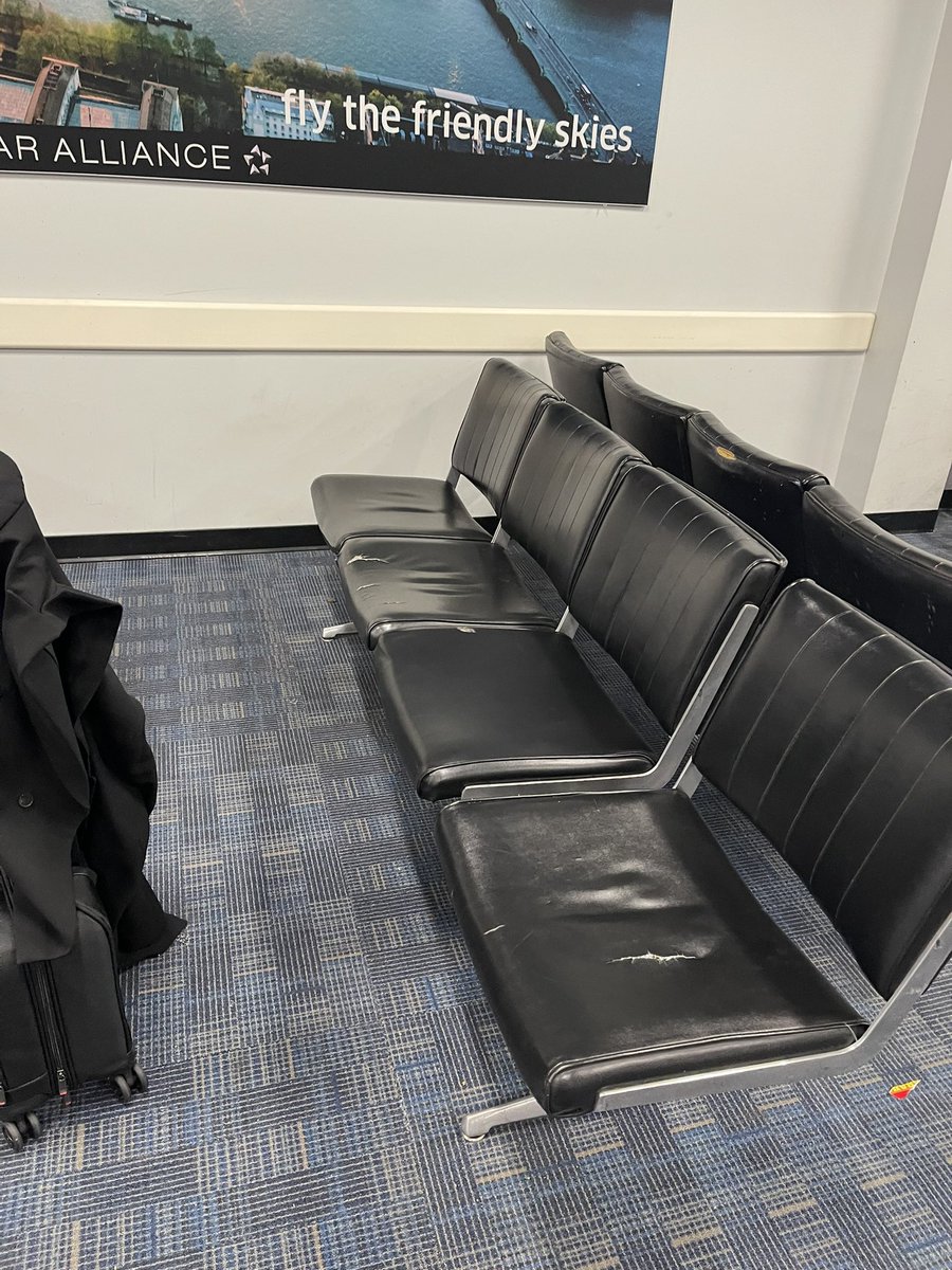 TrammellCoach's tweet photo. Our beds tonight! #theseplayersdeservebetter #charter #gametomorrow https://t.co/5mPW0vteAE