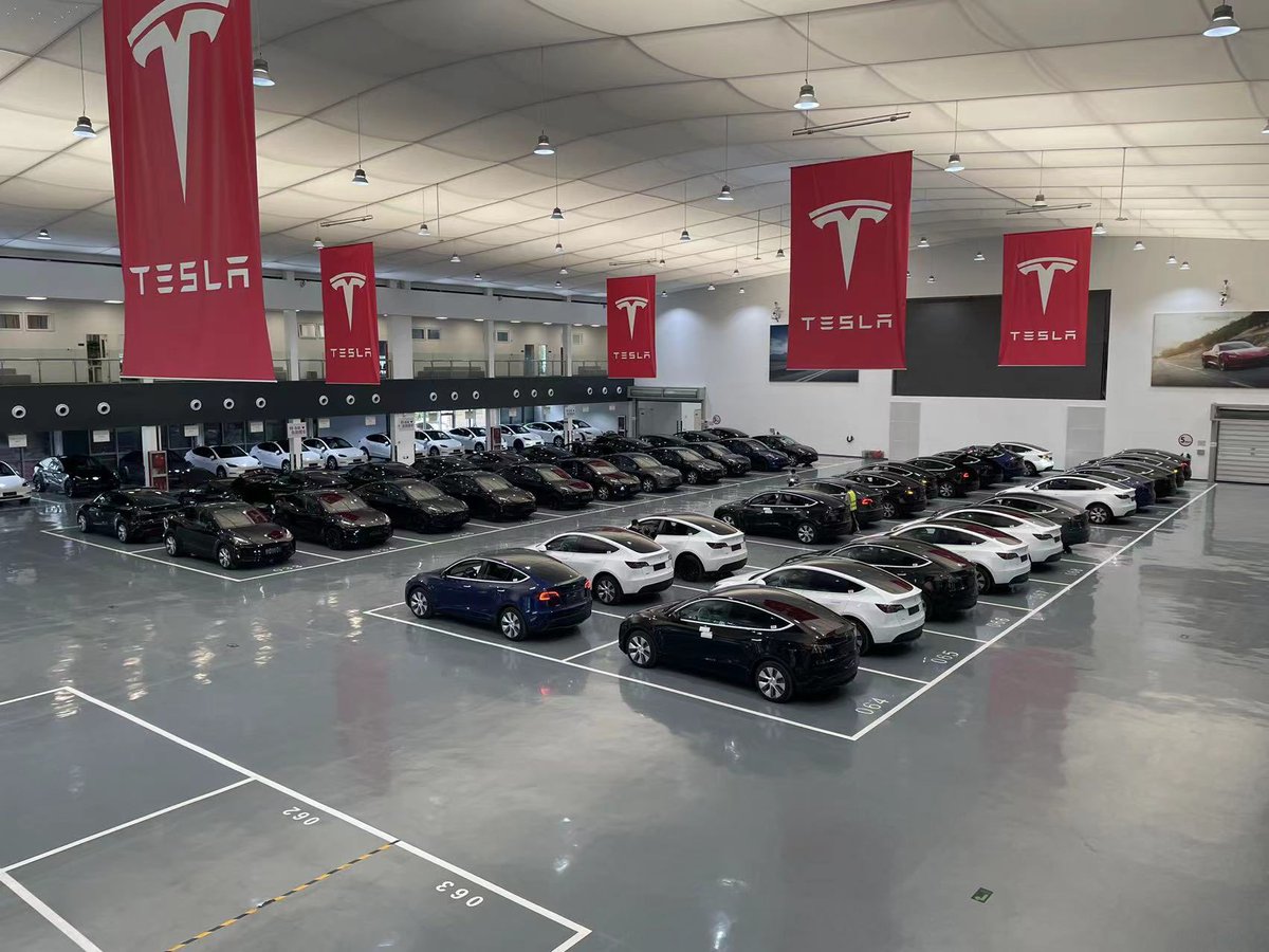 ray4tesla's tweet photo. A 10-minute difference at a delivery center in Beijing. https://t.co/zGmXdU50Pf
