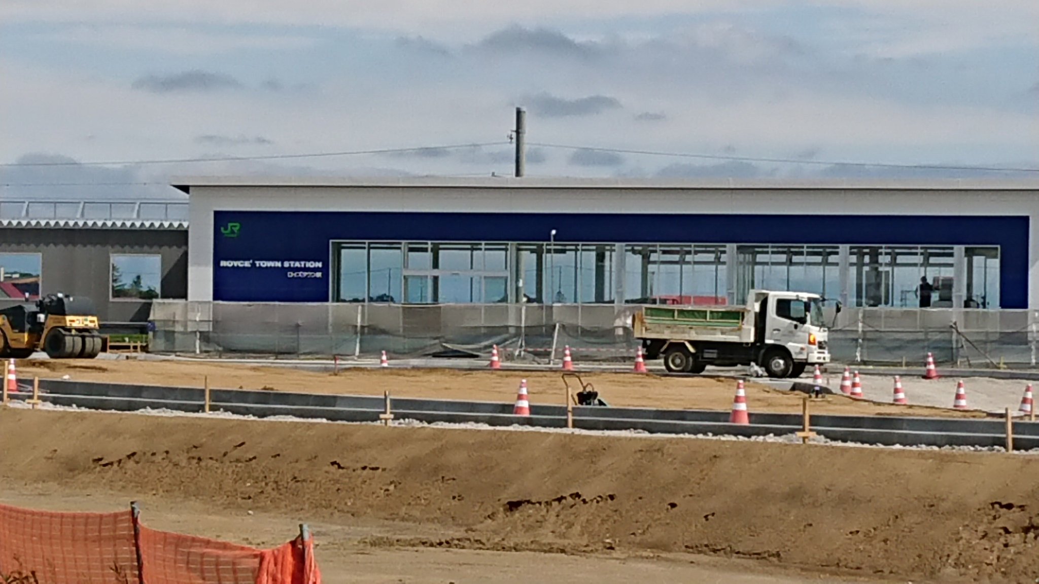 Kagerou777 本日は午後からロイズタウン駅そばのroyce ふとみ工場へ 駅前はなにもないけど 駅舎がroyceカラーなのは画期的です 工場見学は12月頃からのようですが 売店だけでも楽しめます T Co Ggyzqlnn03 Twitter