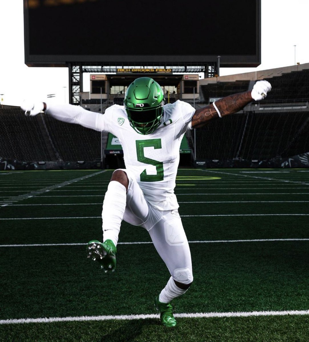 BigBodyBobbyy's tweet photo. @GoDucks We gottta be ICEY 🧊🥶❄️ for Georgia‼️‼️‼️ replace the green with Chrome yellow black or WHITE. https://t.co/SYQdl26Fsd