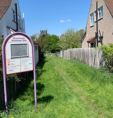 It's National Allotments Week!  🌿

Even if you don't have an allotment, you can still get involved and take this fun, easy survey on your plot, garden or local park  this summer to contribute to the monitoring of mini beasts.🐛🕷️

Download the survey: ow.ly/17Ba50K8pfP