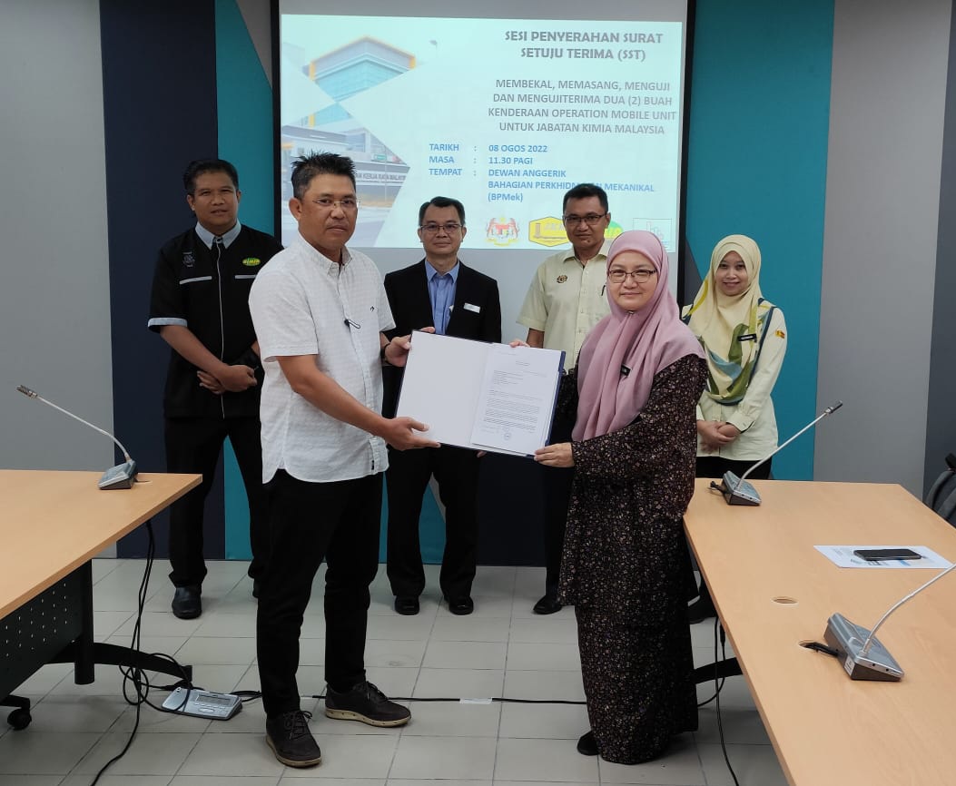 JKRWoksyop's tweet photo. Majlis Penyerahan Surat Setuju Terima Tender Membekal 2 buah Mobile Unit bagi Jabatan Kimia Malaysia di sampaikan oleh JMPK Ir Zalina bt Mohd Yusuf yg menjalankan tugas Pengarah Khidmat Pakar @JKR_CKM .

Tempoh kontrak adalah selama 14 bln.

@MOWorks
@JKRMalaysia
@Kimia_Malaysia https://t.co/FzWFlHxNYK