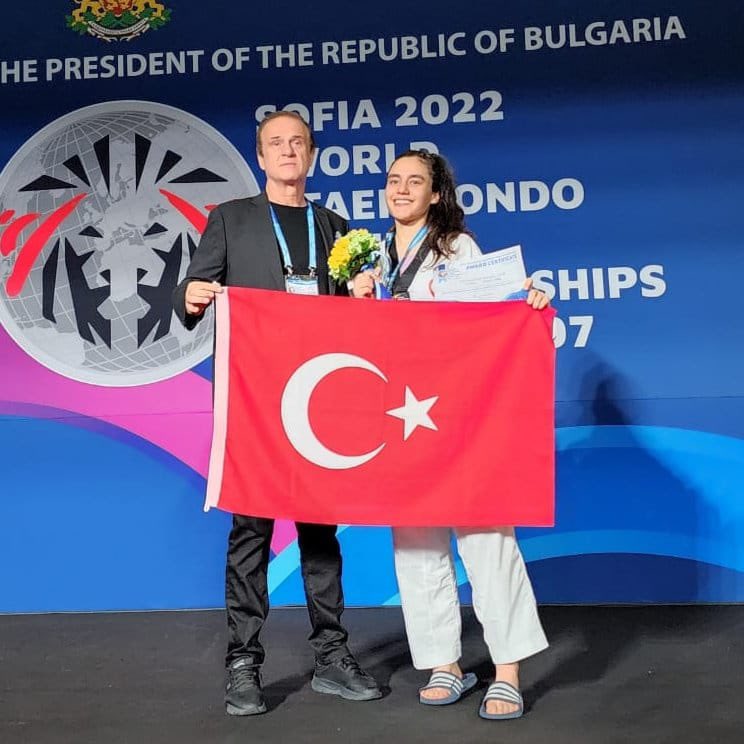 Sude Dünya Şampiyonu! 🥇🥇 Gençler Dünya Tekvando Şampiyonası'nda +68 kiloda mücadele eden 🇹🇷🇹🇷 sporcumuz Sude Yaren Uzunçavdar, finalde Güney Kore'li rakibi Sugee Jung'u mağlup ederek altın madalyanın sahibi oldu. 👏👏