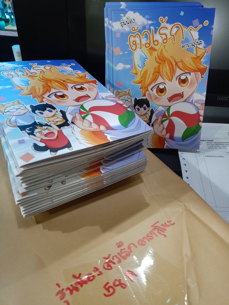 amstermoji's tweet photo. [แจ้งข่าวสำหรับผู้ซื้อโดจิน] 
ได้หนังสือแล้วค่ะ จะรีบแพคจัดส่งให้วันนี้นะคะ 😊 

ใครสนใจสามารถกดสั่งซื้อได้เลยค่ะพร้อมส่ง (รอบส่งถัดไปวันเสาร์)
[เปิดสั่งรอบออนไลน์] ถึงวันที่ 10 ส.ค. 
ลิ้งค์สั่ง : https://t.co/OsmUZgBtsW

#bestmemoryhqonly 
#ตลาดนัดไฮคิว #haikyuu https://t.co/NVUH6TfaSD