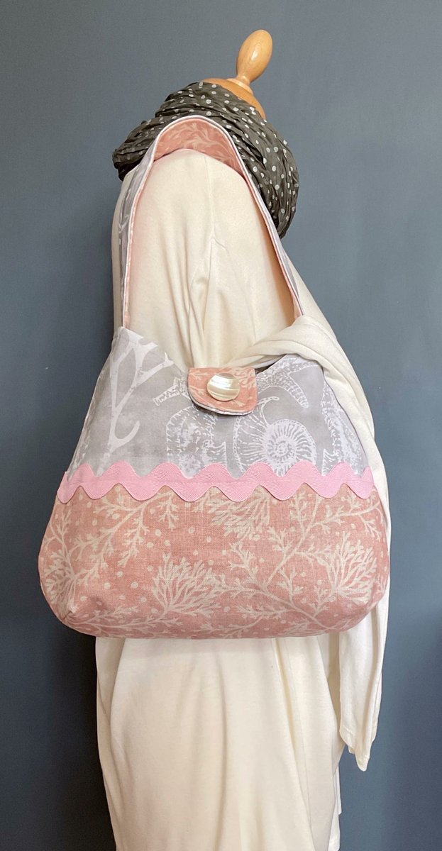 Such a pretty Girly Bag, a perfect feminine addition to any outfit #EarlyBiz #shopindie #MHHSBD buff.ly/2F1nKi1