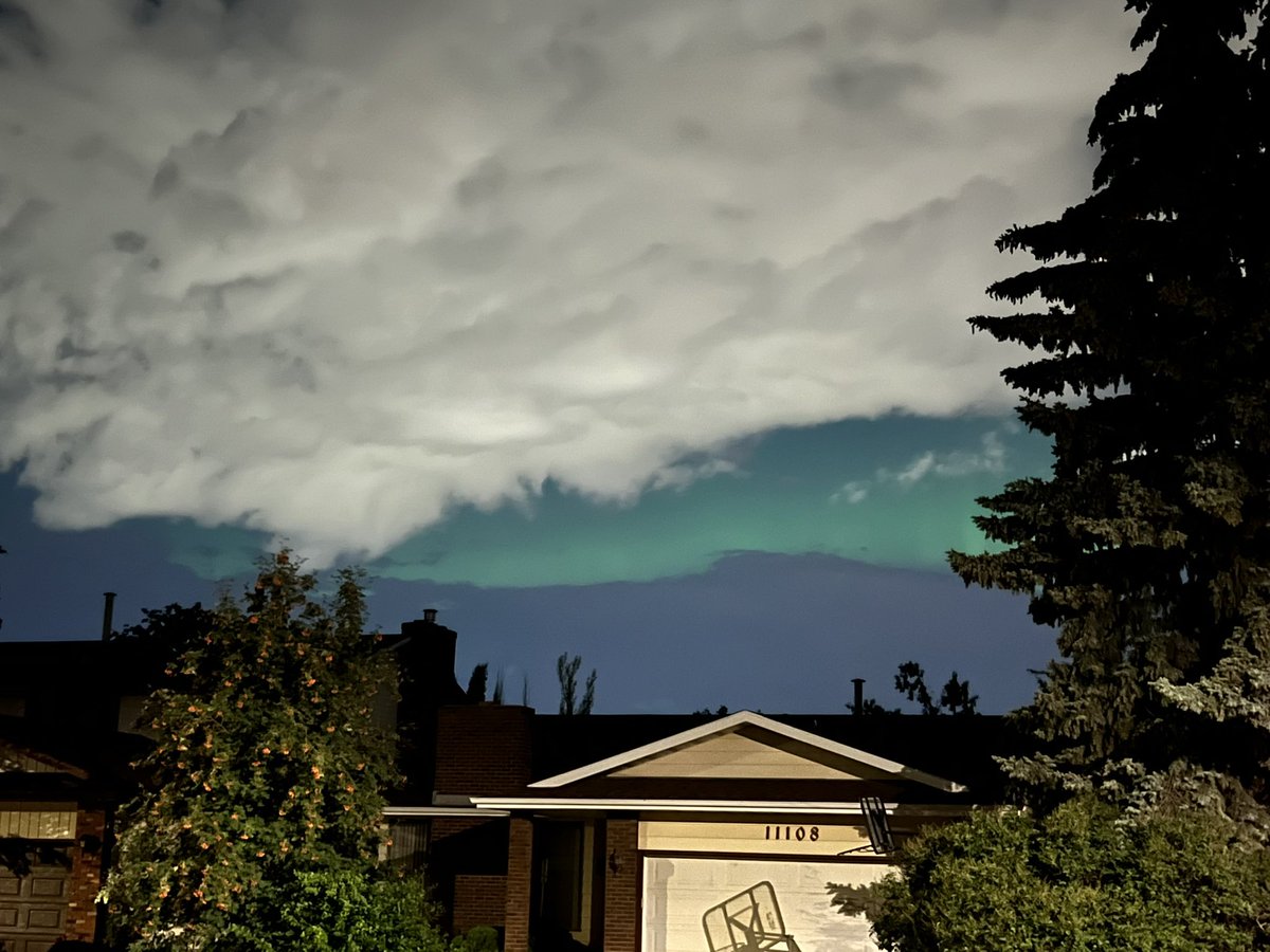 leannechuk's tweet photo. Aurora Alert! South Edmonton!  Tonight 8.7.22 @AuroraNotify @Cathylongo https://t.co/RVHQJ1jAxh
