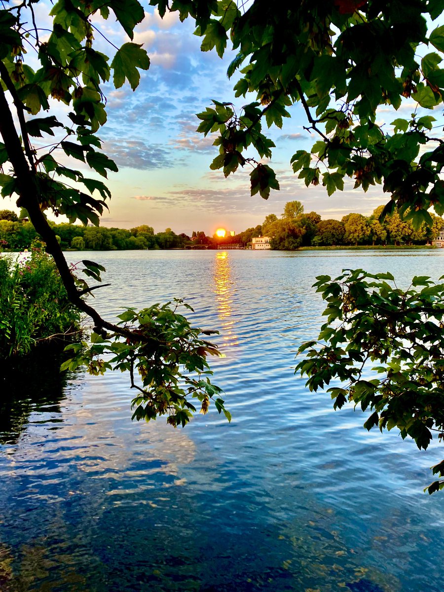 Wenn sich die Sonne spiegelt und ihr Licht zurückwirft, ist es ein bisschen wie in der #Mediation, wenn du spiegelst, was Menschen bewegt: Was vorher nicht gehört und nicht gesehen und damit auch oft nicht verstanden werden konnte, wirkt plötzlich erhellend.