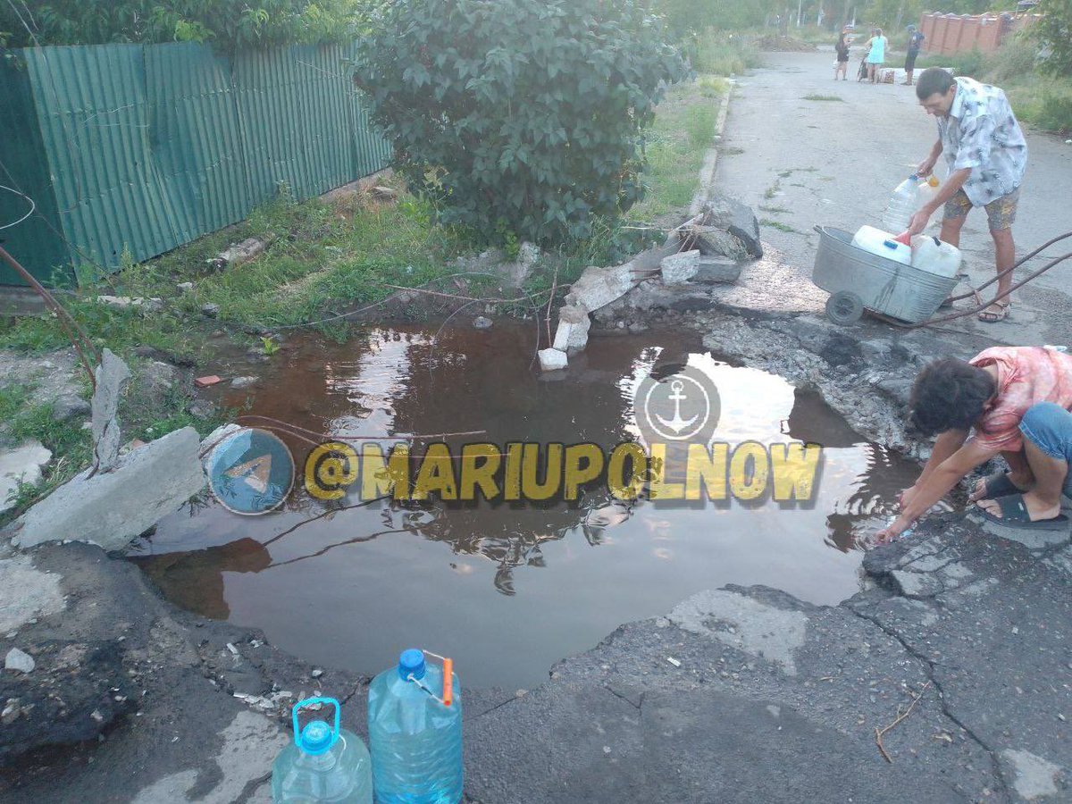 den_kazansky's tweet image. Мариуполь. Люди набирают воду из канав и воронок от снарядов