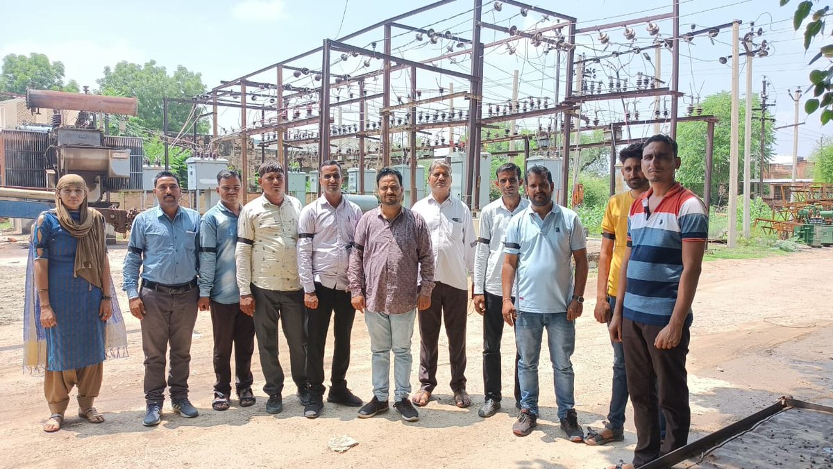 बिजलीकर्मी सरकार के साथ है लेकिन सरकार बिजली कर्मियों के साथ नही बल्कि उनके पीछे पड़ी हुई है, हर बार आपातकालीन सेवाओं के नाम पर उनका शोषण किया जाता है और समस्या का समाधान एक का भी नही😰
#RVTKA
#Aug_8_Black_Day
<a href="/ashokgehlot51/">Ashok Gehlot</a> <a href="/BSBhatiInc/">Bhanwar Singh Bhati</a> <a href="/zeerajasthan_/">ZEE Rajasthan</a> 
<a href="/PrthveerajG/">prathviraj gurjar</a>