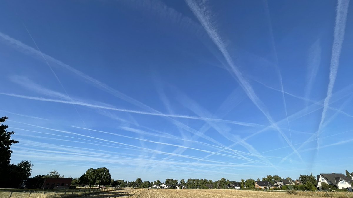 kaimeesters's tweet photo. Dachte, es soll wolkenfrei bleiben. #co2 #klimawandel #NaturePhotography #Airplane #Wesel https://t.co/CEai8c9pvx