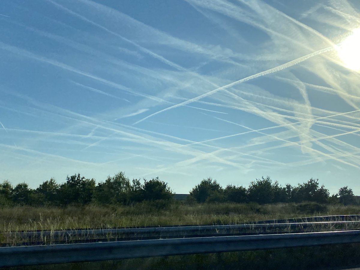 RolandAbels's tweet photo. Bijzondere lucht deze morgen boven West-Brabant (Etten-Leur). ⁦@helgavanleur⁩ ⁦@Weerplaza⁩ ⁦@weeronline⁩ https://t.co/uPjUVdgWTX