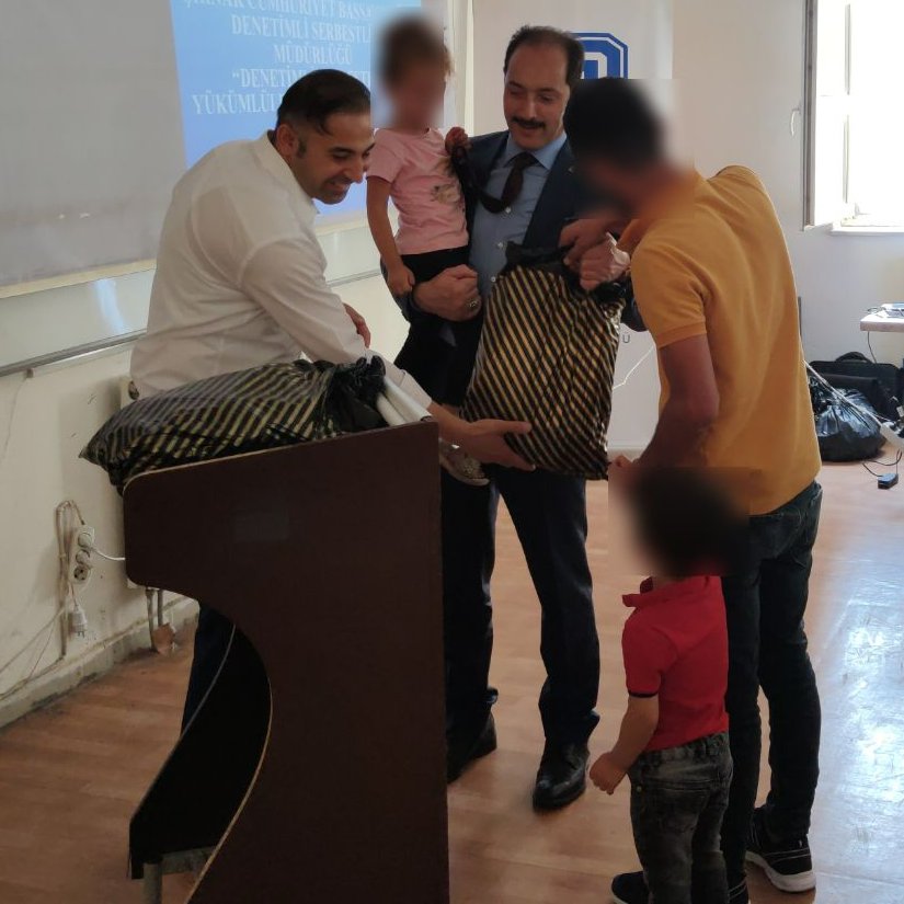 Şırnak Denetimli Serbestlik Müdürlüğünce Koruma Kurulu faaliyeti kapsamında, ihtiyaç sahibi olan 200 eski hükümlü ve denetimli serbestlik altında bulunan yükümlü ailesine gıda kolisi ile 100 yükümlü ve ailesine de elbise ve ikramlık dağıtılarak yardımlaşma etkinliği düzenlendi.