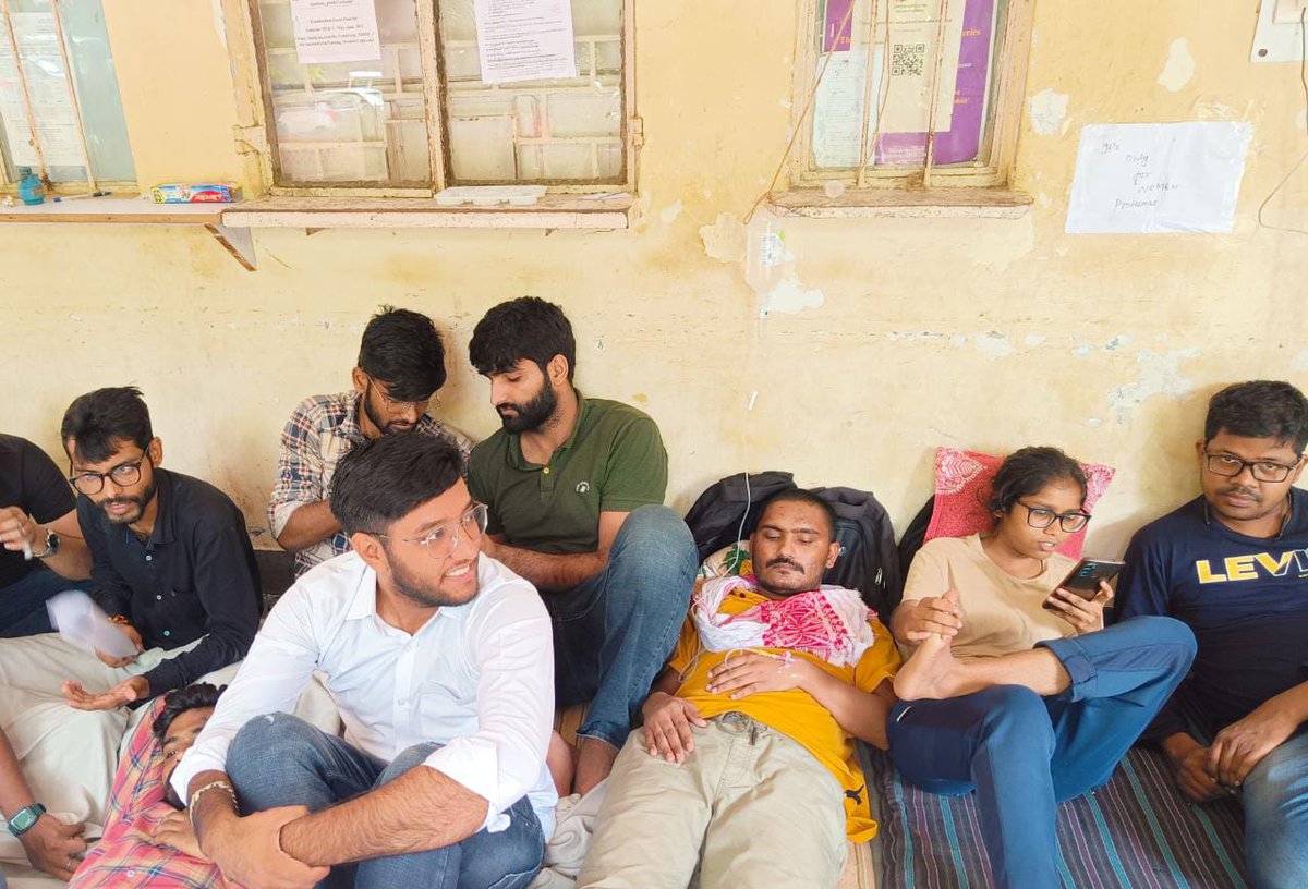 Anshthemonster's tweet photo. क्या बेशर्मी की कोई हद नहीं होती?
आखिर क्या गुनाह है ये छात्रों का?
मेहनत के से पास होने के लिए थोड़ा समय मांगा बस यही?
DU Law Faculty में पढ़ाई की नाम पर बस मजाक हुआ है और और प्रशासन अब अपना तानाशाही रूप दिखा रही है 
"आजाद देश में चल रही तानाशाही है"
@ABVPDelhi 
@nsui https://t.co/hCmv1LxSkP