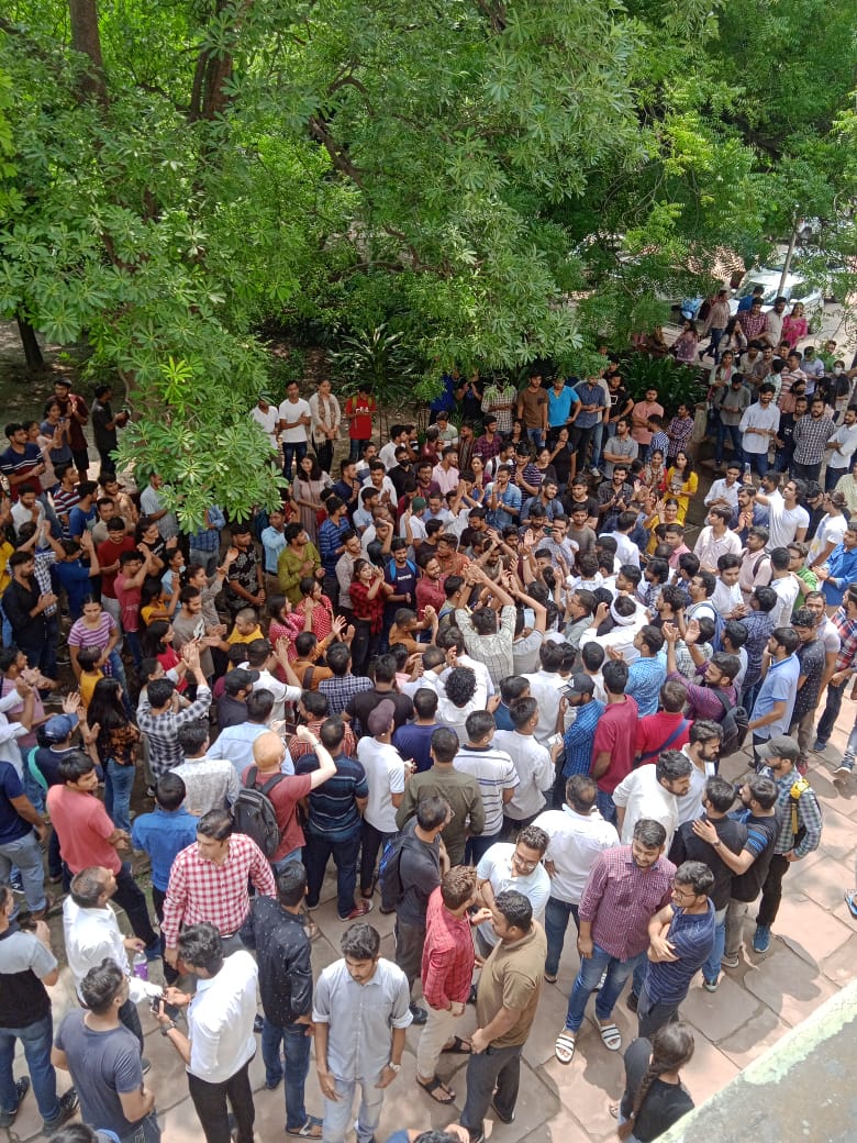 Anshthemonster's tweet photo. क्या बेशर्मी की कोई हद नहीं होती?
आखिर क्या गुनाह है ये छात्रों का?
मेहनत के से पास होने के लिए थोड़ा समय मांगा बस यही?
DU Law Faculty में पढ़ाई की नाम पर बस मजाक हुआ है और और प्रशासन अब अपना तानाशाही रूप दिखा रही है 
"आजाद देश में चल रही तानाशाही है"
@ABVPDelhi 
@nsui https://t.co/hCmv1LxSkP