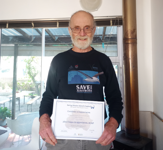 I salute John Cooper in acknowledgement of the many sterling contributions in his career. He has not stopped working after retiring from UCT, and remains involved in several bird conservation projects. <a href="/Antarcticlegacy/">antarcticlegacy@sun.ac.za</a> #acap <a href="/Fitztitute/">FitzPatrick Ins</a> <a href="/BirdLife_SA/">BirdLife South Africa 🇿🇦</a> acap.aq/latest-news/44…