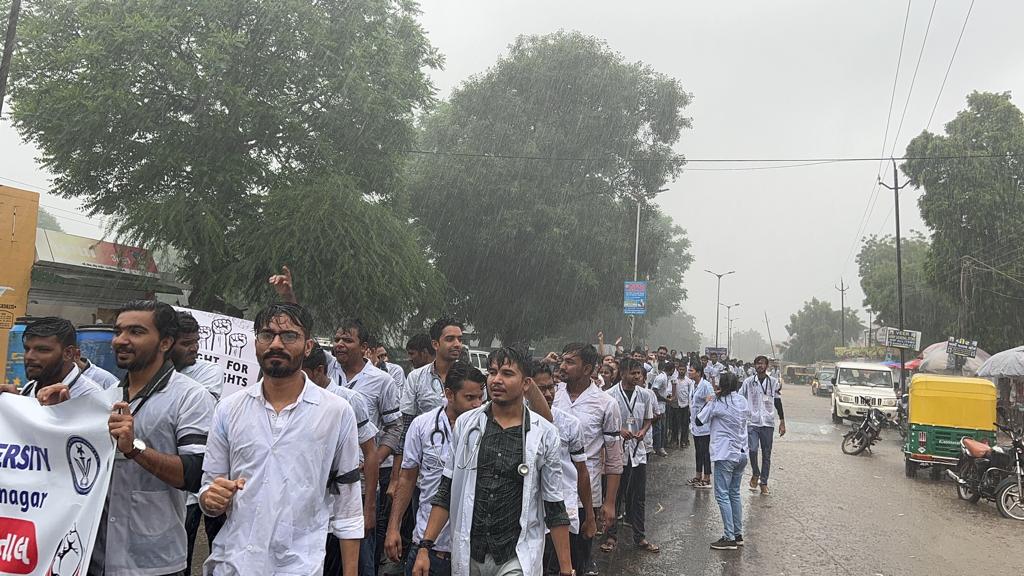 આજરોજ હડતાલના સાતમા દિવસે દાંતીવાડા વેટરીનરી કોલેજ કામધેનુ યૂનિ. ના વિધાર્થીઓએ ધોધમાર વરસાદની વચ્ચે રેલી યોજી મામતદાર સાહેબને ફરી આવેદનપત્ર આપી, અમારી માંગ સ્વીકારવા રજૂઆત કરી.
<a href="/CMOGuj/">CMO Gujarat</a> <a href="/Bhupendrapbjp/">Bhupendra Patel</a> 
<a href="/RaghavjiPatel/">Raghavji Patel</a> <a href="/KanuDesai180/">Kanu Desai</a> 
#Increase_Guj_Vet_Stipend
#Guj_vet_union