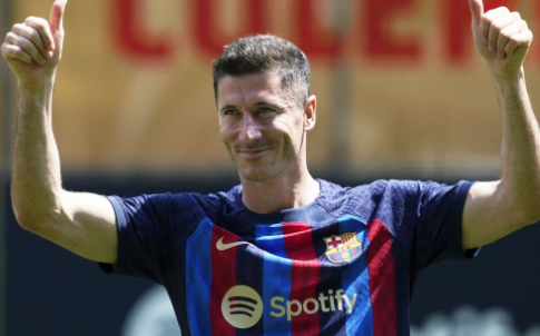 TKowalczyk2020's tweet photo. O tym dlaczego Barcelona jest magiczna, czumu Joan Laporta ucieka przed problemami do przodu i jaka liczba goli będzie oznaczała sukces @lewy_official ?? 
Porozmawiałem w @PR24_pl z Piotr #Laboga Wnioski jak zwykle ciekawe! 😎
➡️https://t.co/hVFiT24zCr https://t.co/awE7clckKz