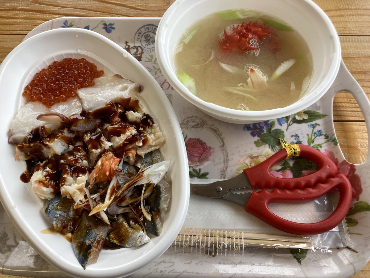 sam_kichi's tweet photo. 納沙布岬の『岬の駅』さんにて昼飯。
鈴木食堂さんが閉まってたのが悲しさを紛らわすため、とりあえず一番高そうな丼を頼んだ😋
花咲蟹の汁物もサービスでいただいて、今日めちゃ寒かったので暖まってよかった。
これは完全に個人的な感想なんだけど、店員さんが初期の新垣結衣にめっちゃ似てたな😳 https://t.co/0ZUr0tbEoG