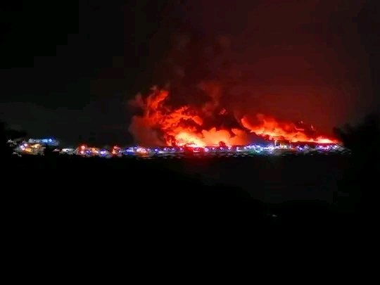 PeriodicoGiron's tweet photo. Actualización a las 3:00 a.m. del 8 de agosto sobre incendio en #Matanzas.
El Consejo de Defensa Provincial informa que el tercer tanque no ha colapsado. Hubo un derramamiento de petróleo del segundo tanque. Se trabaja de manera intensa y efectiva por controlarlo. #PeriodicoGiron https://t.co/1OjxKYwVgJ