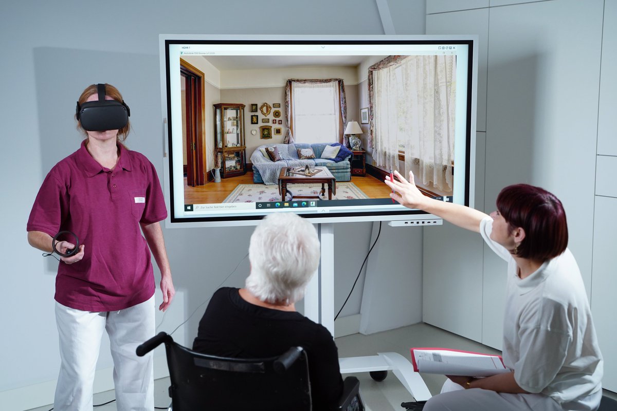 inno_tdg's tweet photo. Marcel Deutschel (codemacher UG) entwickelt mit dem Institut für Gesundheits- und Pflegewissenschaft der Medizinischen Fakultät der MLU das TDG-Projekt 𝗥𝗲𝗵𝗮𝗧𝗿𝗮𝗻𝘀𝗛𝗼𝗺𝗲. Im Interview erklärt er seine Vision eines virtuellen Hausbesuchs.➡️
https://t.co/SuLsSjTy3E https://t.co/lmWfPexJWb