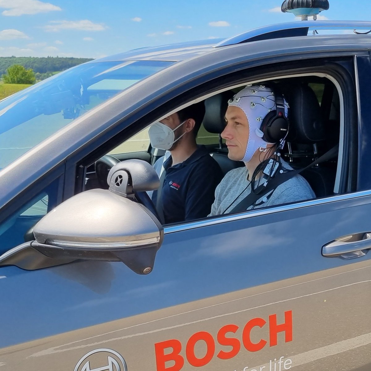 Starting the most intensive week of data collection I've ever experienced. With #EEG, real #AutonomousCar on a test track, and a heatwave in the air.
May the force be with us! 🤞

#Bosch #AcademicTwitter #AcademicChatter #Science @LewisChuang <a href="/EuShape/">SHAPE-IT</a> @HumanFactorsUlm