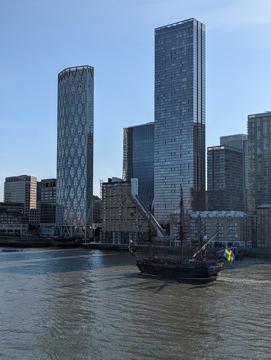 EndaMcCormack's tweet photo. Got to see the Swedish Gotheborg 18th century ship replica passing down the Thames this morning 😍❤️ #gotheborg #london #thames https://t.co/ny1w5r8w9M