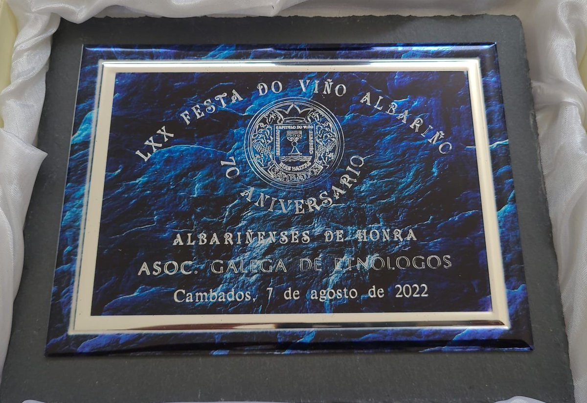 🍇"Albariñenses de Honra" foi o título co que nos recoñeceron á <a href="/enologos_gal/">A.G.E.</a>  na LXX <a href="/FestaDoAlbarino/">Fiesta del Albariño</a>  de Cambados. O galardón foi recollido pola nosa compañeira e vicepresidenta Patricia Presas.👏👏