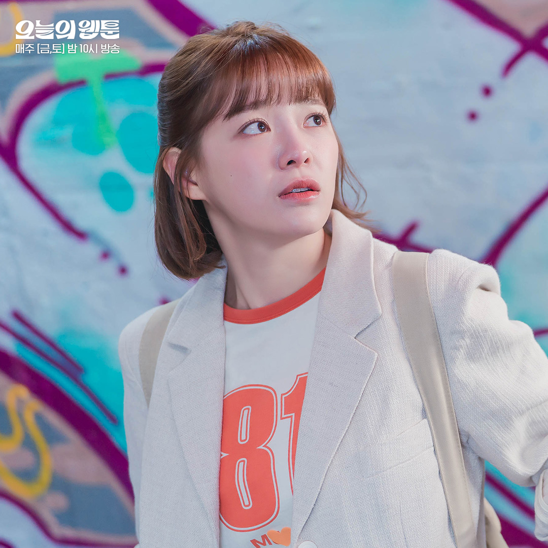 SBSNOW's tweet photo. 김세정의 새로운 인연 등장💥
검은 우비남의 정체는?☔

SBS 금토드라마 <오늘의 웹툰>
☞ 매주 [금,토] 밤 10시 방송

#SBS금토드라마 #오늘의웹툰 #TodaysWebtoon
#김세정 #최다니엘 #남윤수 #오늘의웹툰스틸 https://t.co/9LhxIeprKR