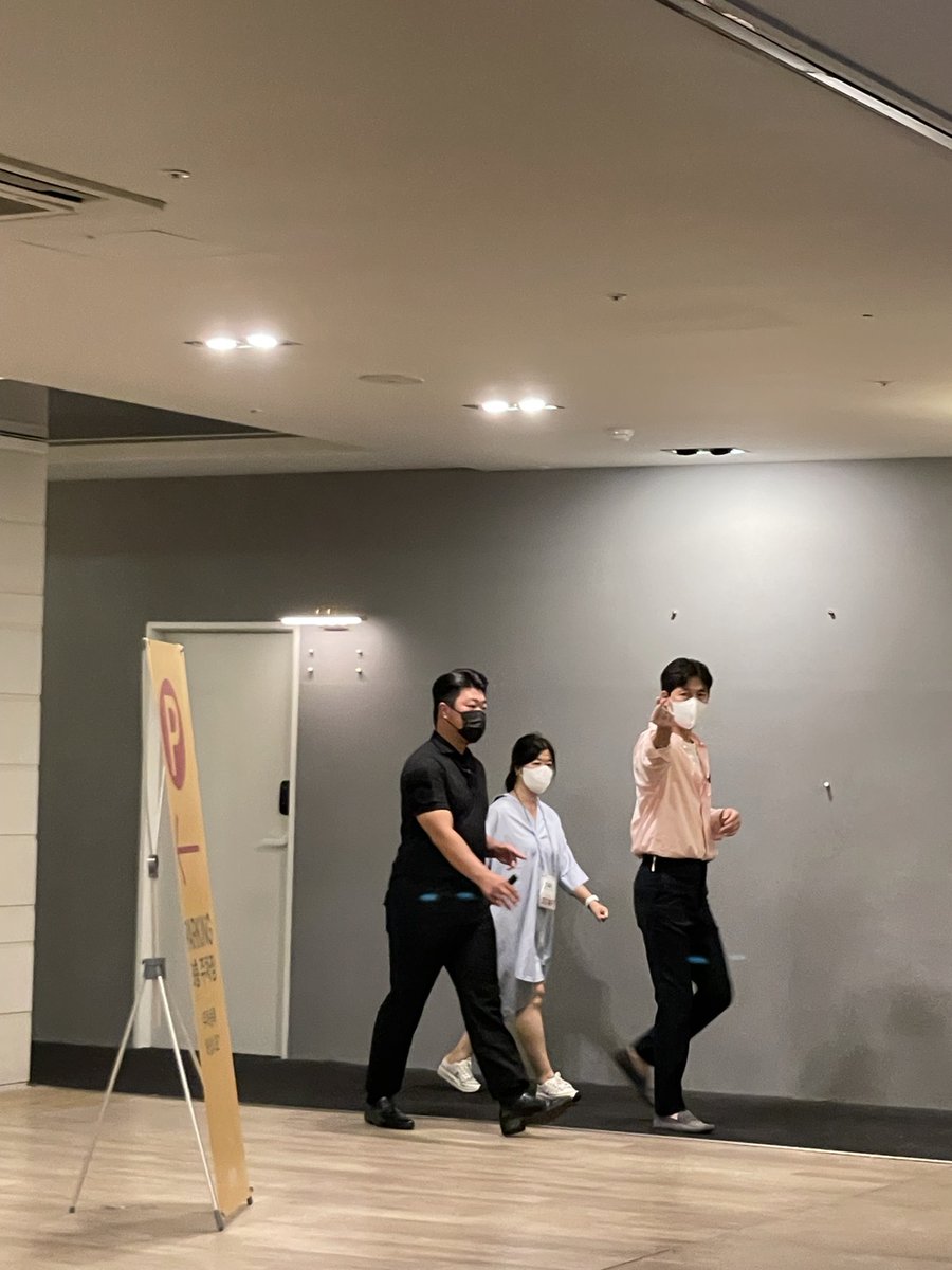 jiyu1705's tweet photo. 헌트 시사회보고 주차장 가는길에 만난 정우성 손하트 날려주는 자상함~ https://t.co/6LtPER7nPE