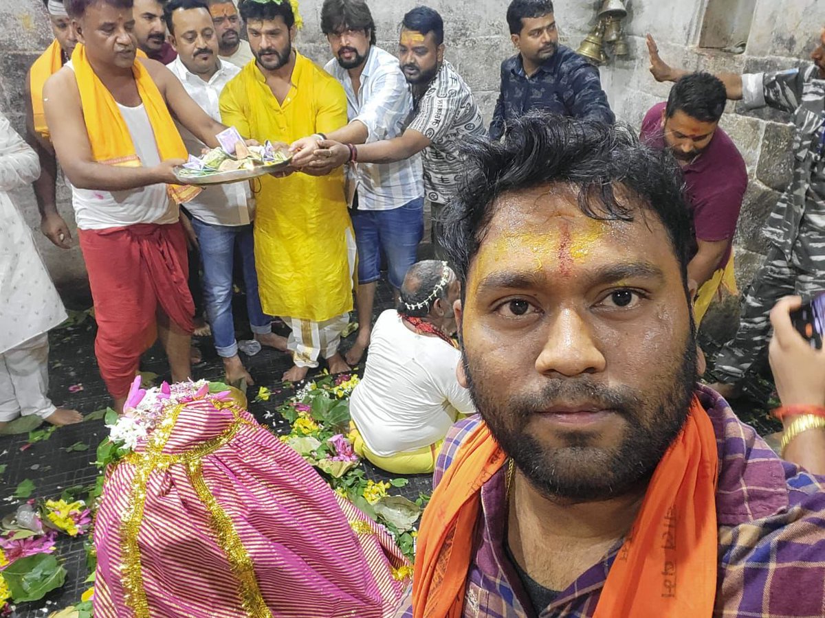 khesariLY's tweet photo. पवित्र सावन महीना के अंतिम सोमवारी के ढ़ेरो शुभकामनाएं आप सभी को। महादेव आप सब के मनोकामना पूर्ण करें। 

बाबा बैद्यनाथ की जय! 🙏 https://t.co/sFyS4qdDgs
