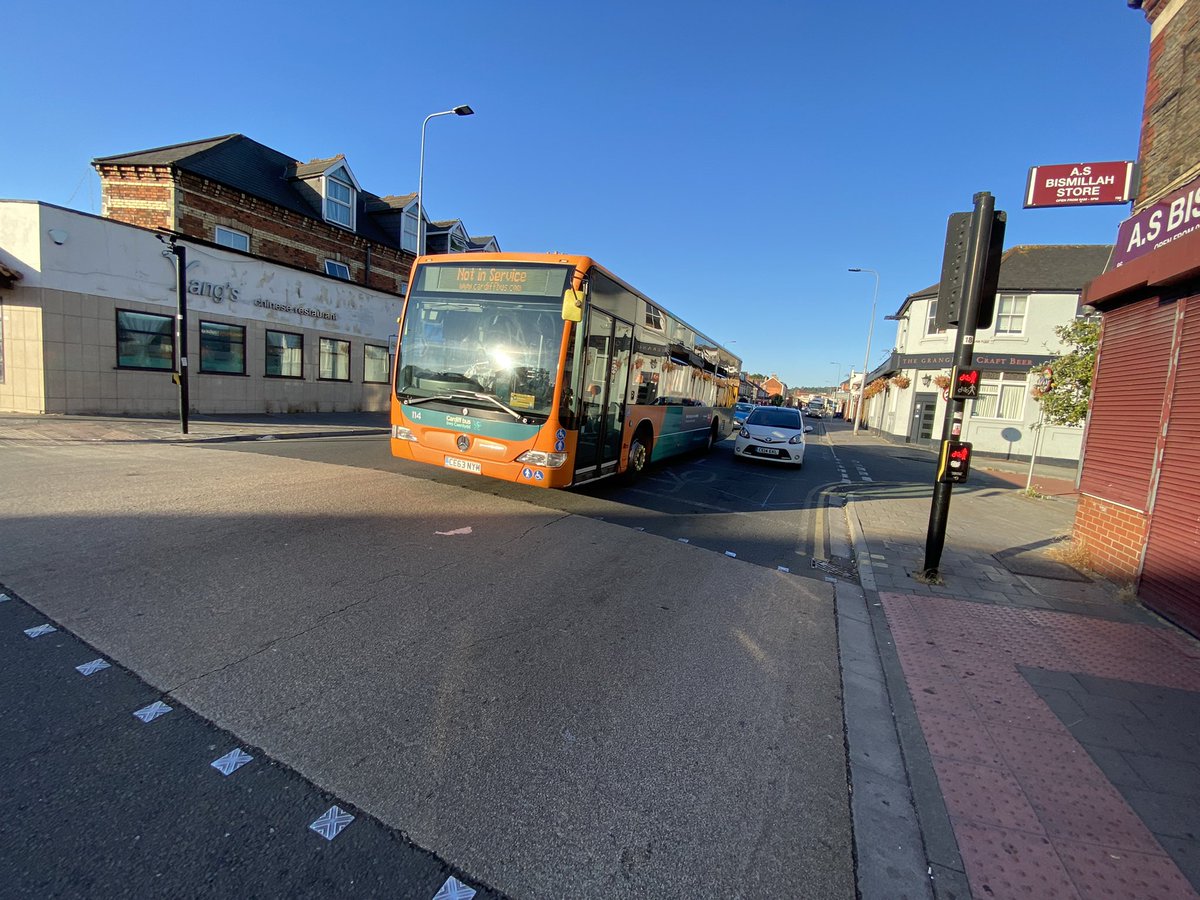 jayderham's tweet image. Great to see this @Cardiffbus making the most of the bike box and some of the pedestrian crossing this morning. There was ample time for them to have stopped before the bike box when the lights turned red so there’s no excuses here