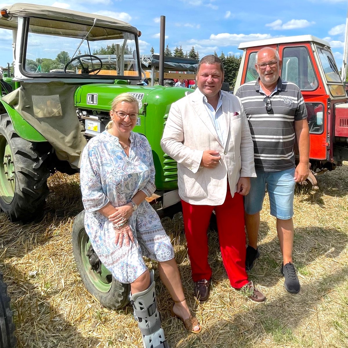 NachbarServus's tweet image. Trumau: Landleben / Trumauer Gemeindevertreter besuchten Traktorkirtag in der Partnergemeinde Alberndorf. 

#trumau #alberndorf #pulkautal #traktor #kirtag #gemeindepartnerschaft #verschwisterung

facebook.com/SNRegional/pho…