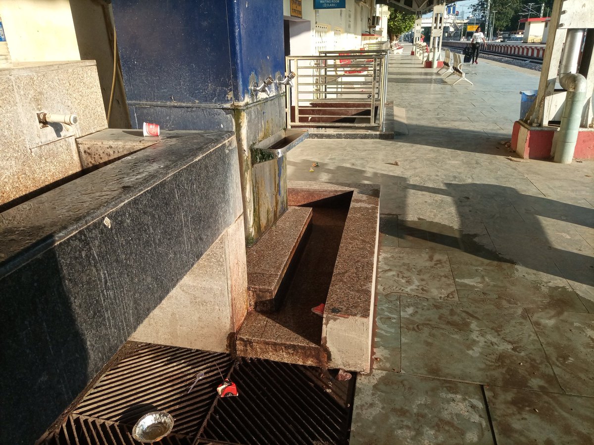ChitranshSparsh's tweet photo. @drmljn @RailwaySeva @nerailwaygkp @RailMinIndia लखीमपुर रेलवे स्टेशन पर प्लेटफार्म नम्बर 1 पर रेल आहार के समीप लगे टाइल्स उखड़ रहे हैं,जलभराव हो रहा, वाटर कूलर ठंडा पानी नही दे रहा। इस गर्मी में यात्री परेशान, जिम्मेदार कौन ? https://t.co/qETwLihO32