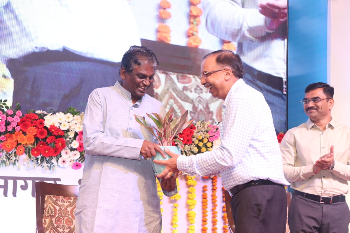 माननीय मुख्यमंत्री श्री <a href="/ChouhanShivraj/">Shivraj Singh Chouhan</a> जी ने कुशाभाऊ ठाकरे सभागार भोपाल में #MissionSampoornKayakalp का शुभारंभ किया। माननीय मुख्यमंत्री श्री चौहान जी के साथ प्रदेश की कुल 1625 स्वास्थ्य संस्थाओं को सामान्य मरम्मत व विशेष मरम्मत के लिए कुल ₹66.05 करोड़ की राशि का...