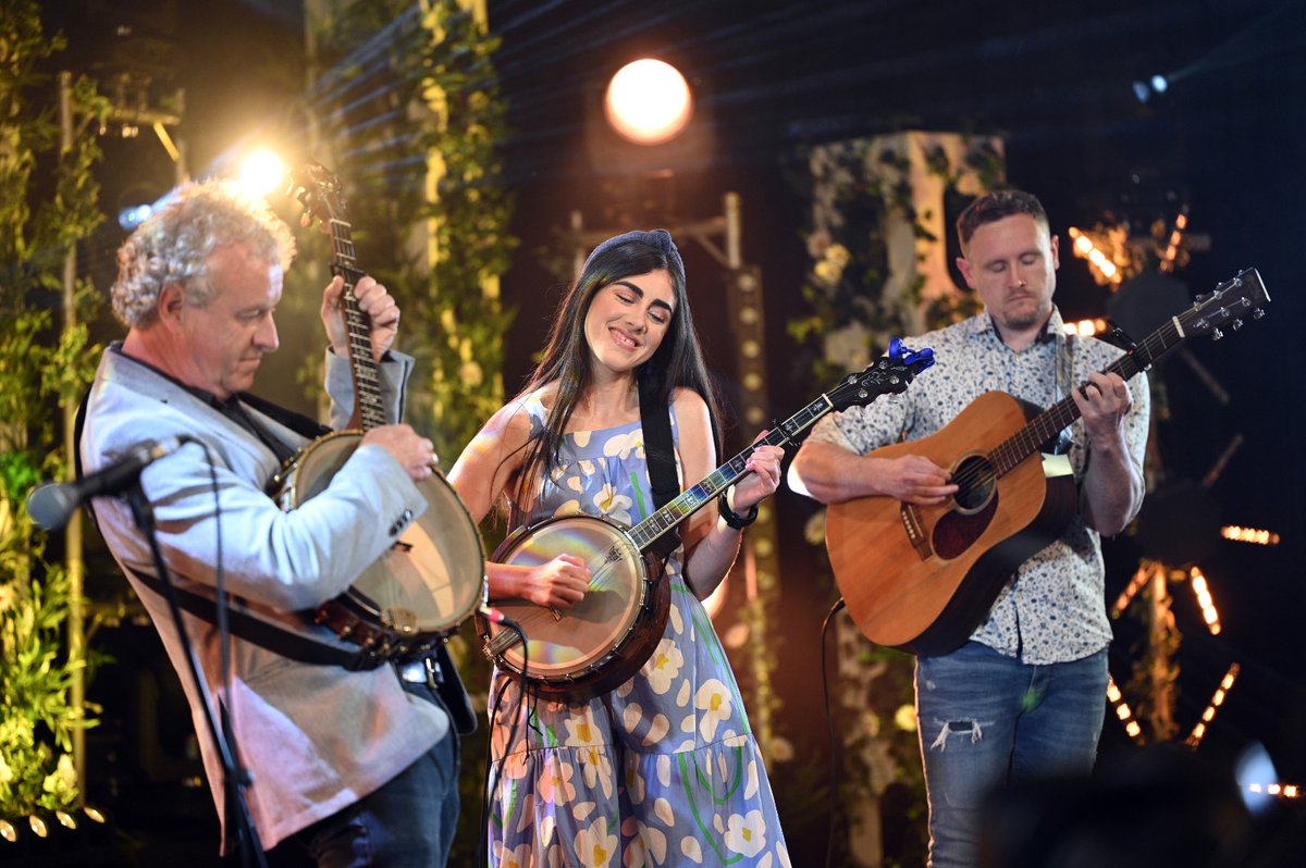 TG4TV's tweet photo. Bhí 3 oíche iontach againn beo le #Fleadh2022 len ár laithreoirí @daithi_ose, @doireannnighlac, Maggie Carty &amp; Peadar Ó Goill! 🙌

Click here now to watch our Fleadh Cheoil broadcasts: https://t.co/RztF9JgPPx https://t.co/o9vsj37enF